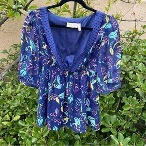 Yumi Kim 100% Silk Blue Floral Short Sleeve V-Neck Blouse Size Medium EUC!